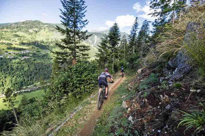 In the Valsugana, the trail fruit hangs a little higher. You climb 1000 metres in altitude to the panoramic heights alone. But the downhill trails are of course correspondingly long.
