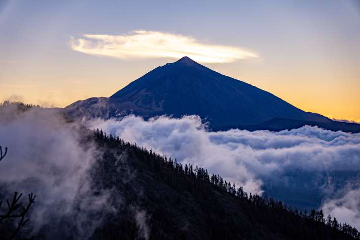 The highest peak in Spain: a sight to behold. Unfortunately, there's not much time for this if we don't want to make the eternally long descent in the pitch dark.