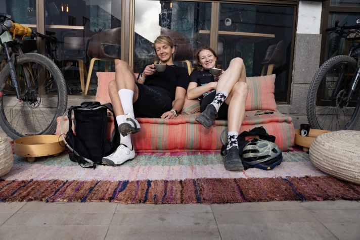 In der Ultra-Szene sind diese beiden Damen keine Unbekannten: Marion Dziwnik (links), Mathematikerin aus München, gewann bereits Ultra-Events wie Badlands und Traka360. Luisa Werner (rechts), ehemalige Weltklasse-Ruderin, hat seit ihrem Wechsel aufs Bike (2021) diverse Rennen gewonnen. Zuletzt das Atlas Mountain Race durch die Sahara.