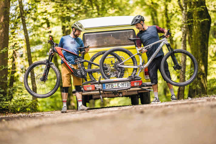 Mountainbiker mit und ohne E: Die Überschneidungen bei den Themeninteressen und die Akzeptanz zwischen den Zielgruppen werden immer größer. Das belegen die Umfragen der drei Magazine, sieht man aber auch auf den Trails.