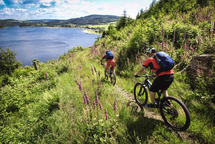 The trails along the banks of the Thuringian Saale are as winding as the river itself. The signposted, built fairy trails can be found above the rooftops of Saalfeld.