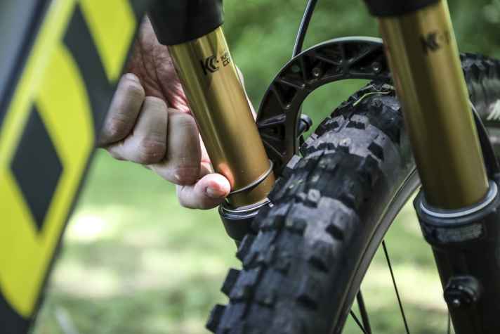 Dann nimmt man die Fahrposition ein und schiebt die Abstreifer an Gabel und Dämpfer ganz nach unten