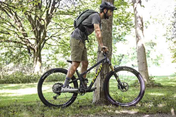 Das optimale Fahrwerkssetup? Am besten schmeißt man sich dafür in sein Bike-Outfit - Rucksack oder Hipbag nicht vergessen