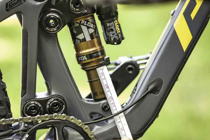 Jetzt nochmal aufsitzen und den SAG erneut messen. Das funktioniert am Dämpfer genauso wie an der Gabel