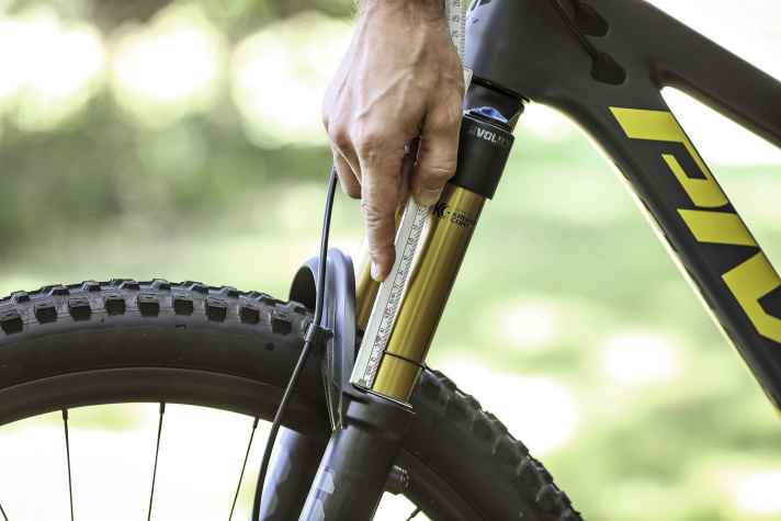 Jetzt lässt sich ganz easy der aktuell genutzte SAG mit dem Zollstock messen