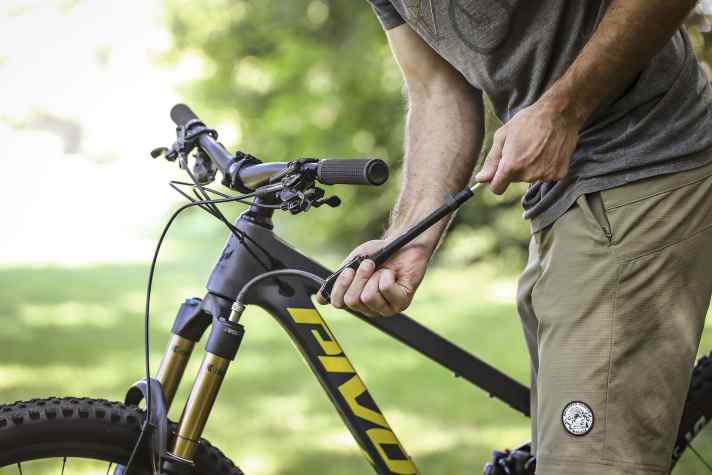 Stimmt der SAG noch nicht ganz, muss man zur Dämpferpumpe greifen und den Druck entsprechend anpassen