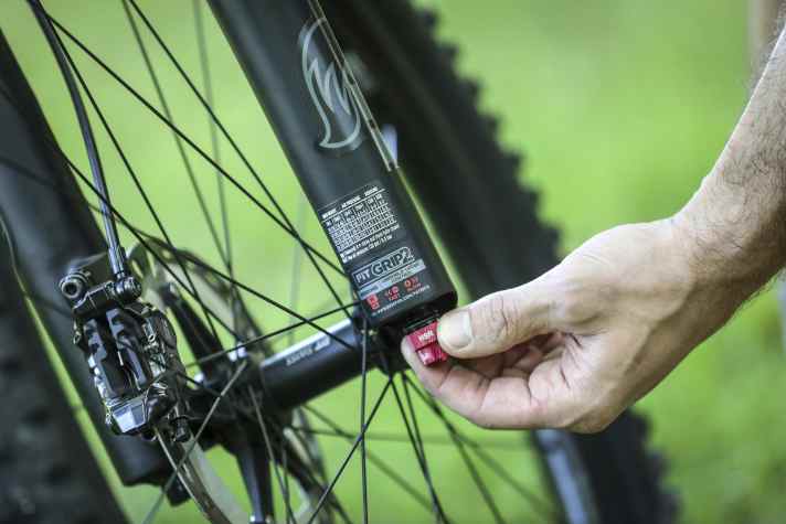 Anschließend kann man den Zugstufe anpassen. Meistens am roten Stellrädchen unten rechts an der Gabel