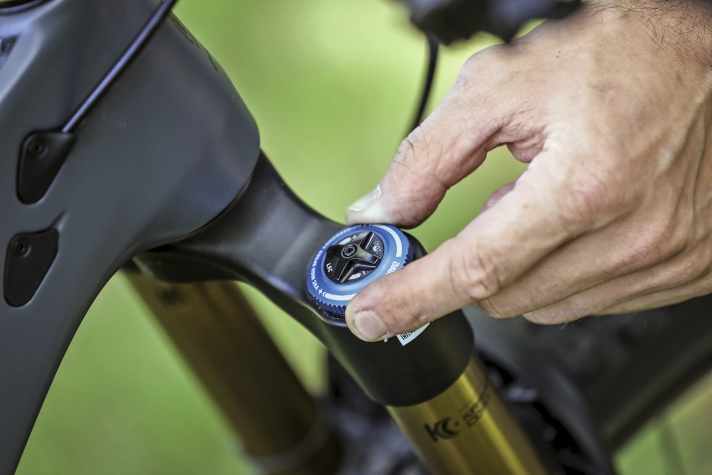 On most suspension elements, the blue wheel is responsible for the compression damping. High-quality components have low and high-speed compression damping