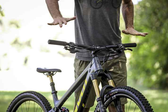 Hebt der Reifen nach dem Loslassen vom Boden ab, ist die Zugstufe zu schnell eingestellt. Das Optimum zu finden, ist nicht immer leicht.