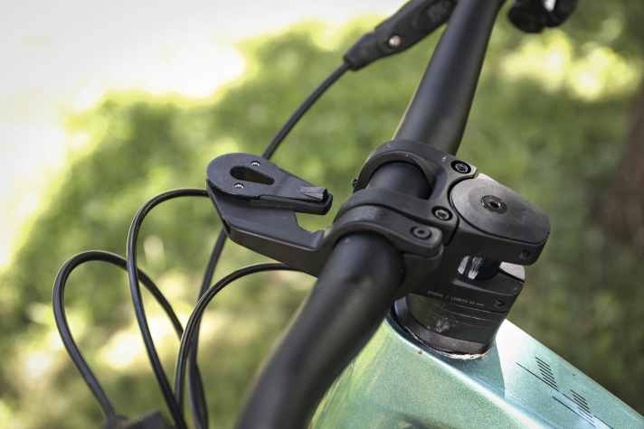 Die Halterung passt nicht für 35-Millimeter-Lenker. Mit einem Adapter kann der Karoo 3 aber auf Garmin-Halterungen montiert werden