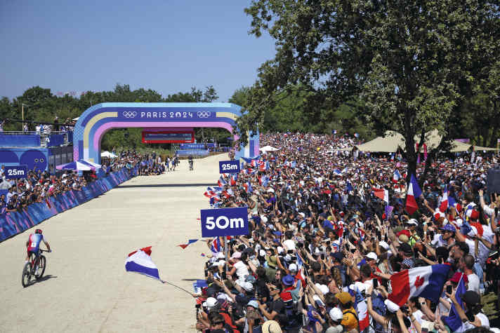 Gambled away: Frenchman Victor Koretzky was overtaken by Tom Pidcock shortly before the finish, securing him the gold medal and the anger of the French fans.