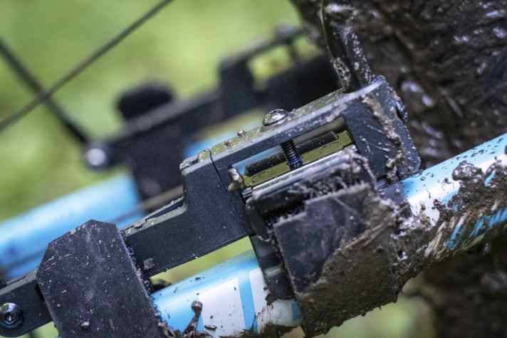 Bei Topeak lassen sich die eh schon soliden Straps noch per Schraube straffen