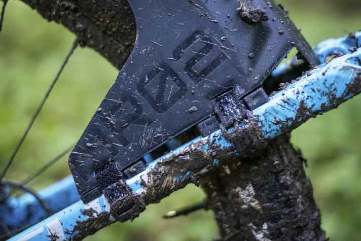 Die Befestigung über Klettbänder, wie hier bei Unleazhed, ist oft etwas fummelig