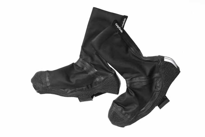 Helfer in größter Not: wasserdichte Überschuhe nehmen im Rucksack nicht viel Platz ein, halten Schuh und Fuß zumindest von oben trocken. Oftmals dingt nach einiger Zeit aber Wasser über die offenliegende Sohle ein.