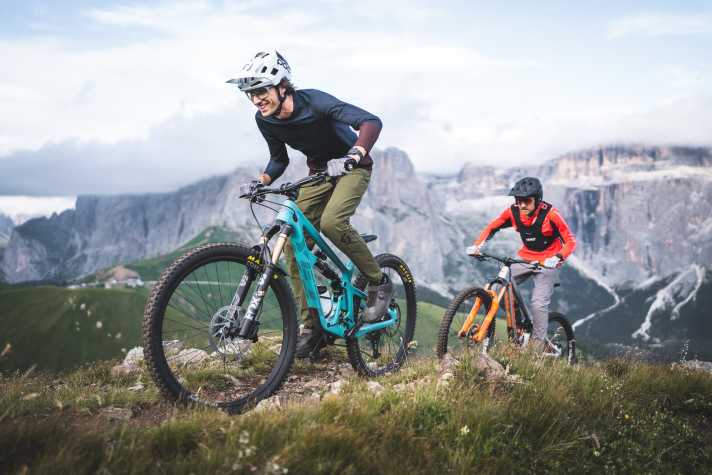 In anderen Alpenregionen werden Biker-Trails gern dort verlegt, wo wegen Mangel an Panorama ohnehin niemand unterwegs ist. Im Val di Fassa denkt man seit 2006 ganz anders.