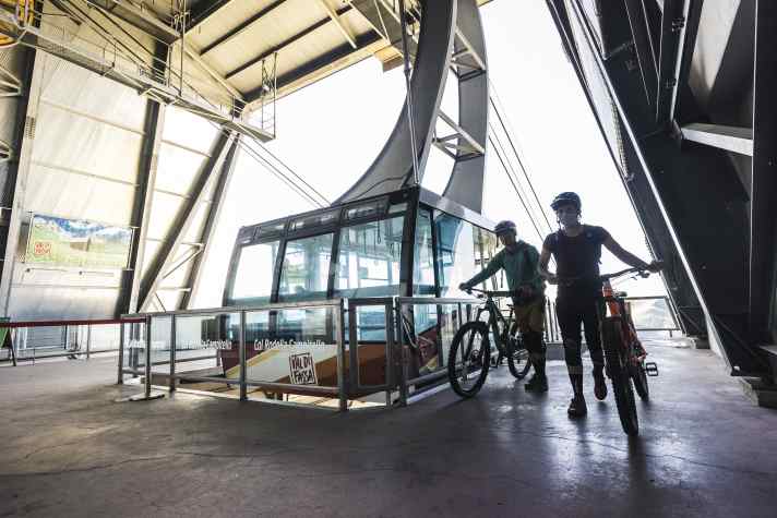 9 cable cars are used on the 58-kilometre Sellaronda. However, you still have to climb 370 metres in altitude yourself.