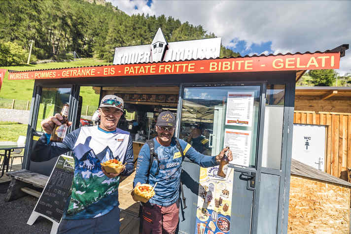 Nach der totalen, hochalpinen Einsamkeit wieder zurück in der Zivilisation von Graun: Claus Fleischer (links) und Stefan Schlie (rechts).