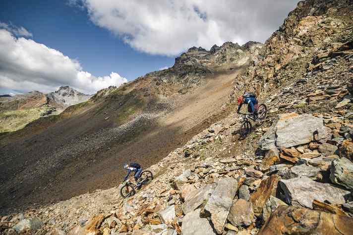 Der zweifache, ehemalige Trial-Vizeweltmeister Stefan Schlie ordnet die Abfahrt vom Weißseejoch als “fahrbar” ein. Für den fahrtechnisch sehr versierten Claus ist es ein Trail mit Schiebepassagen.
