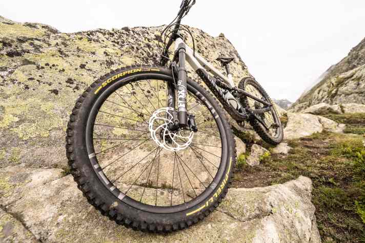 Vor allem in rauem Gelände gibt der Pirelli Race DH M viel Selbstvertrauen und Sicherheit