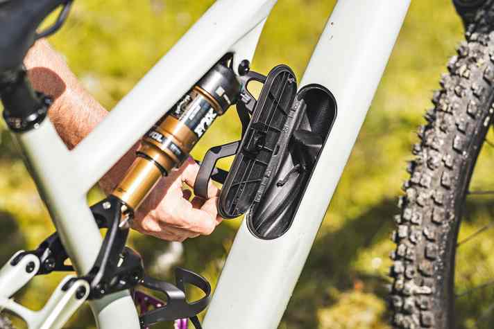 Storage compartments in the down tube are widespread today. On trail bikes with touring ambitions, such a boot makes a lot of sense.