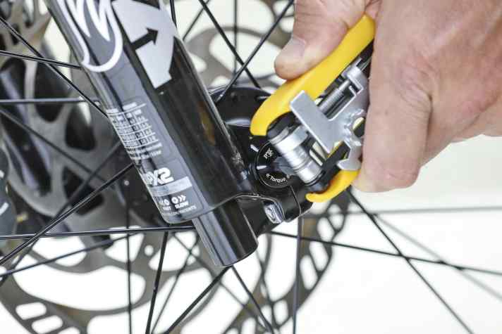 Jetzt lässt sich jederzeit die Schraube wieder in die passende Position bringen, auch unterwegs