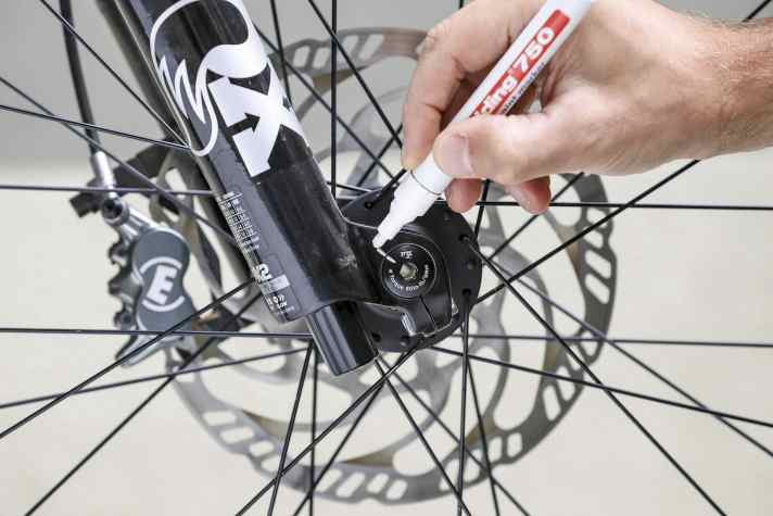 Markiere die Schraube mit einem wasserfestem Stift