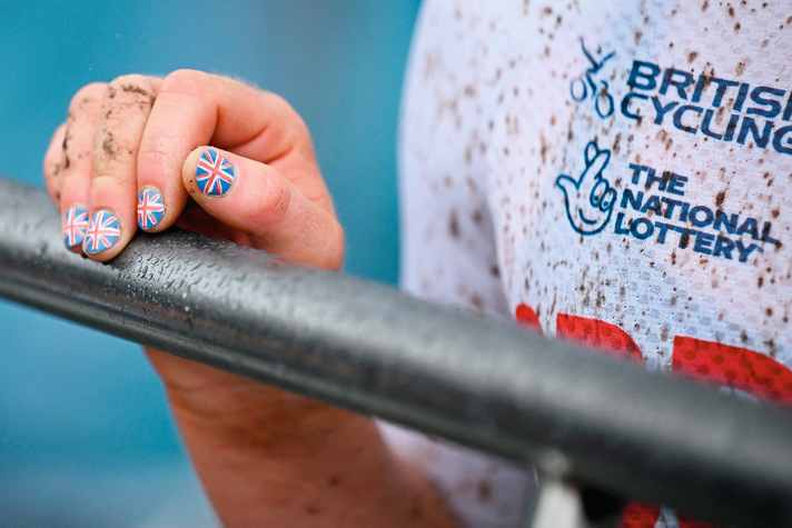 Gestylt bis in die Fingerspitzen: Evie Richards.