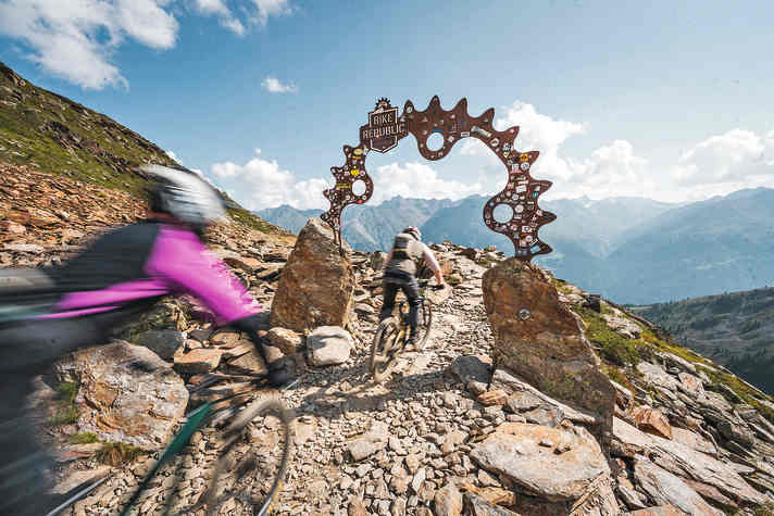 Looks good: For the photo shoot of the new BIKE 01/2025, our team travelled to the Bike Republic Sölden for the first time in years.