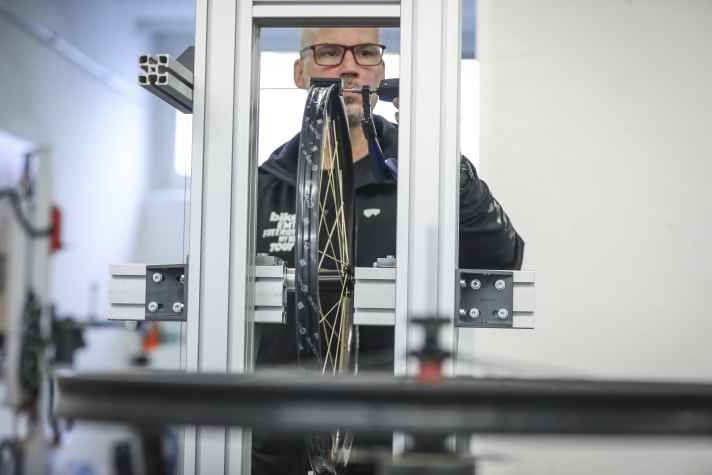 Die Ermittlung der Seitensteifigkeit im BIKE Testlabor.