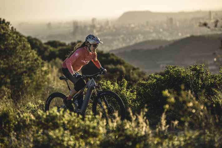 Travelling with your own camper van: This way you can also bring your own e-MTB to Barcelona.