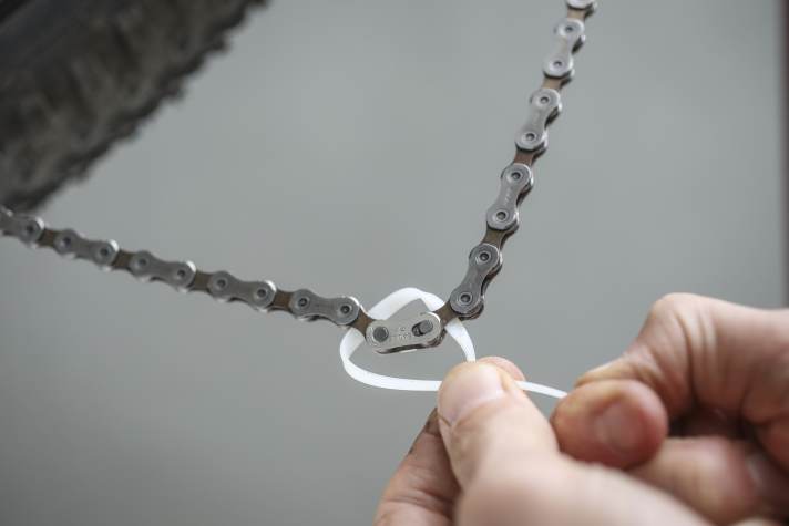 The cable tie should be of the robust variety