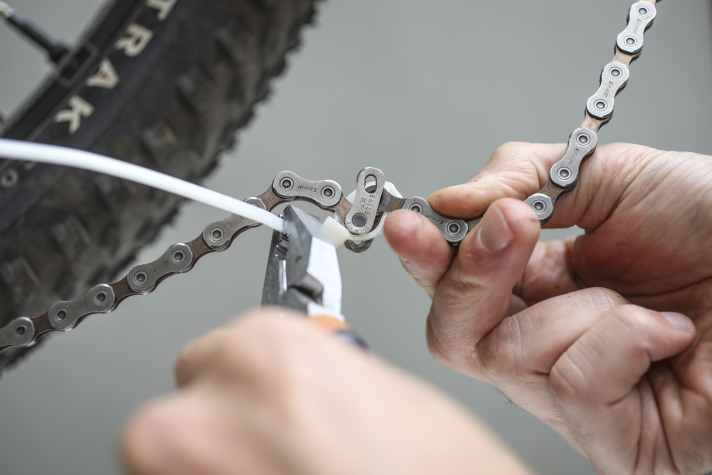 Be careful when tightening, chain and cable ties twist easily