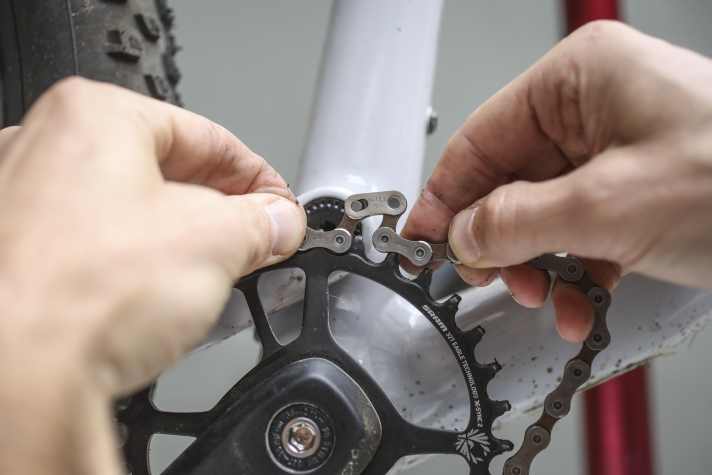 The chain lock is placed one level higher and is securely fixed there