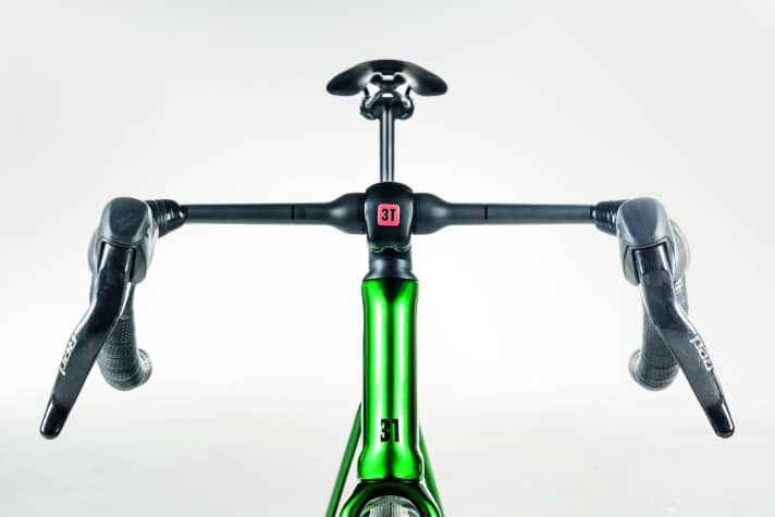 Modern: The narrow handlebar/stem combination with inwardly angled shift brake levers is reminiscent of professional material.