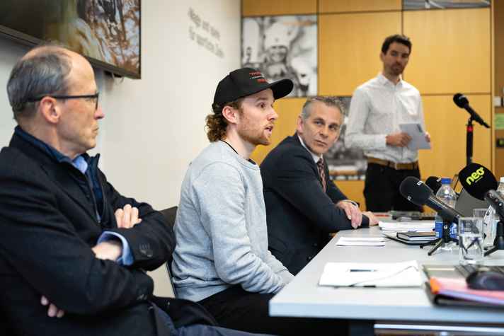Mathias Flückiger (2. v. l.) mit seinem Team, das seine Unschuld beweisen sollte. Dazu gehörte auch der ehemalige Schweizer Antidoping-Chef Matthias Kamber (li.).