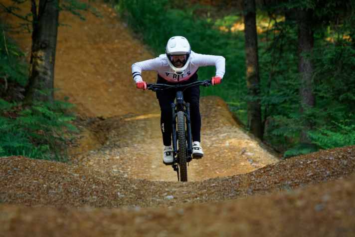 Helene auf den neuen Črnuče-Trails: Hier wurde einiges an Erde bewegt für Mountainbiker.