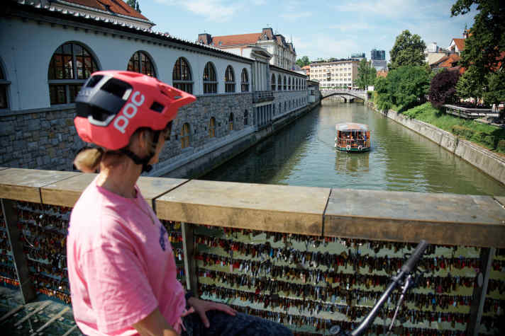 But with all the trail spots, you shouldn't forget the sightseeing tour through the pretty old town. This is even possible on a SUP!