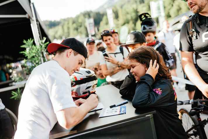 Meet & Greet mit den Stars: Elias Schwärzler bei der Autogramm-Stunde.