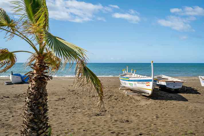 The beaches on the Costa del Sol are still deserted in spring. As here at Playa Rincon de la Victoria, you can combine a break from cycling with a dip in the sea.