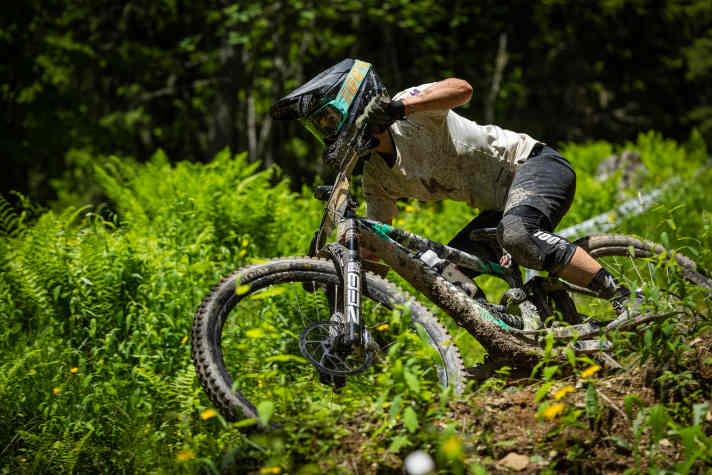 Während der Wettkampf-Saison wiegt Sofia Wiedenroth schlanke 52 Kilo. Trotzdem bewegt sie auch schwere E-Enduros durch hartes Gelände.