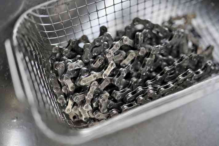 Like in a chip shop: We prepared 20 Shimano XT chains from one batch for the test