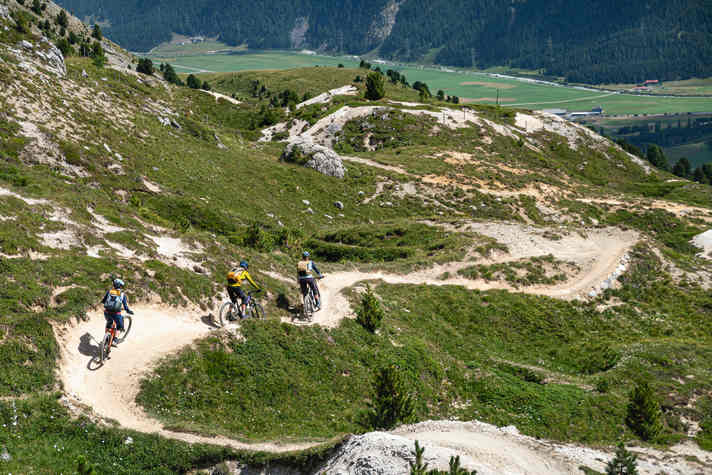 Der Flowtrail von der Corviglia ist ebenso flowig wie der vom Chaschauna-Pass hinunter.