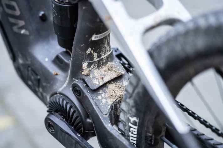 Eine Mud-Flap schütz die Hinterbau-Hardware des Raymon Enduro-Bikes.