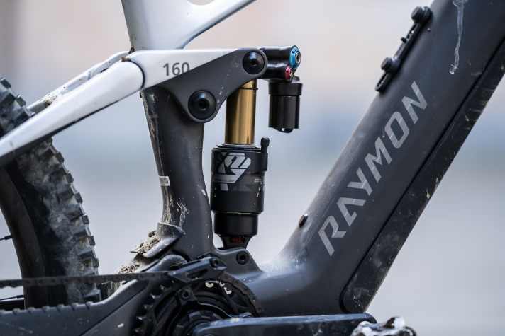 The rear end of the Raymon Tarok features a Fox X2 Factory air shock with all kinds of adjustment options. 160 millimetres of travel are available