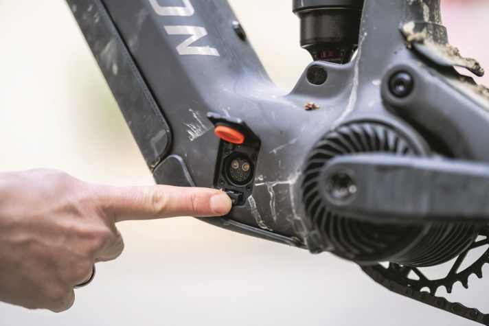 A charging port is located behind a spring-loaded flap in the frame of the Raymon Tarok. This allows the battery to be charged even when it is installed.