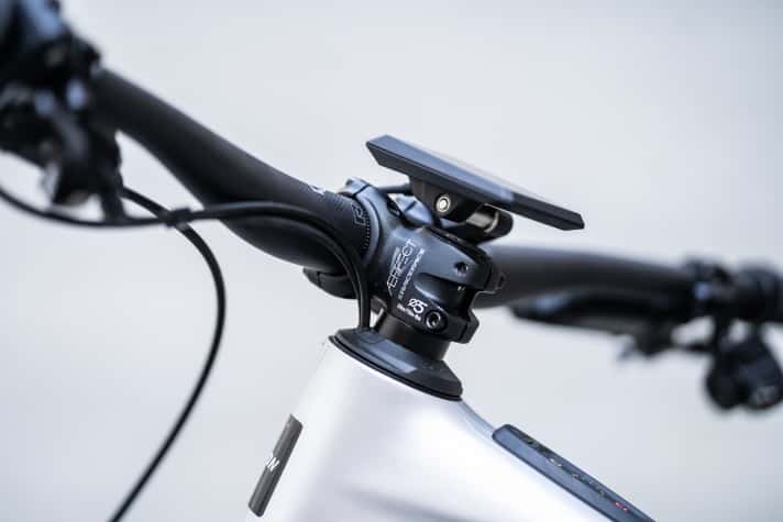 The cables for the rear brake and dropper post run through the headset on the Raymon Tarok. Unfortunately, the latter is too short on our test bike.