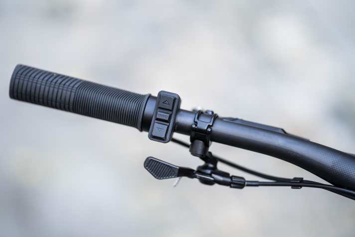 The wired handlebar remote of the ZF CentriX has a clean and defined look.