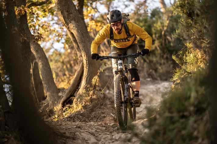 Das freut Test-Redakteur Adrian-Kaether besonders: Das Raymon Tarok Ultra ist ein wunderbar leises E-Bike.