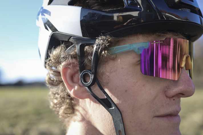 The most striking feature of the Disputr is the plastic bracket instead of a strap. It is said to have aerodynamic advantages and provide better cooling