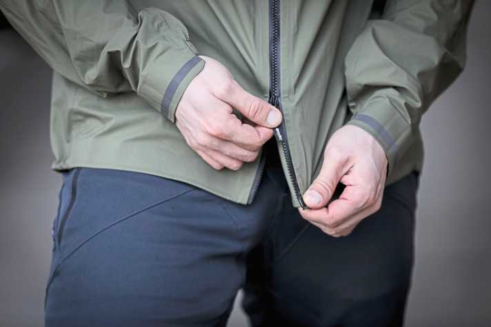 Si l'action DIY n'a pas fonctionné, des hommes et des femmes spécialisés s'en occupent. Par exemple dans l'une des filiales Globetrotter. Coût : à partir de 12 euros.